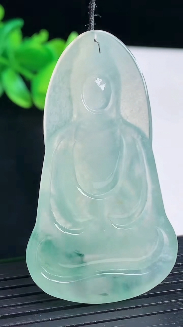 天然A货翡翠飘花素衣观音吊坠，尺寸55-32-6重量:17.86g
4月13日