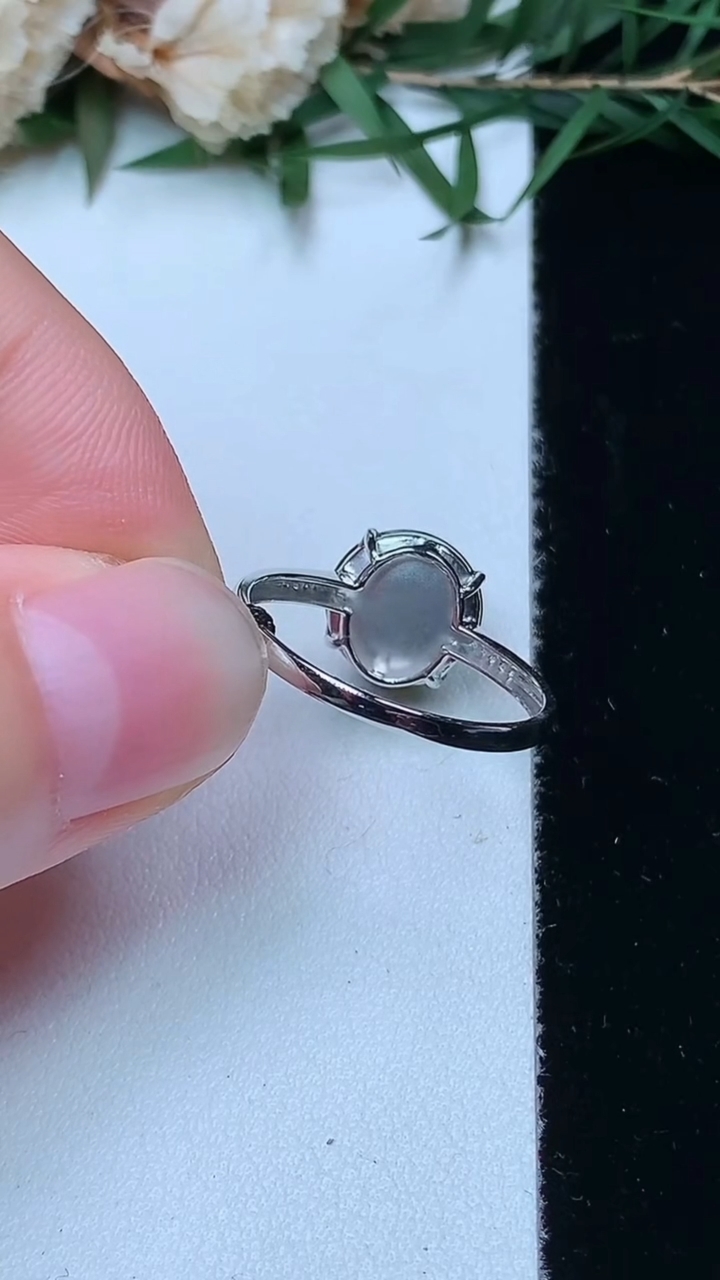 天然A货翡翠蛋面戒指，尺寸17-9，重量:1.56g2026年4月13日
工厂直销收藏佳品,种好水足，色泽均匀，有种有色，上手高大气！