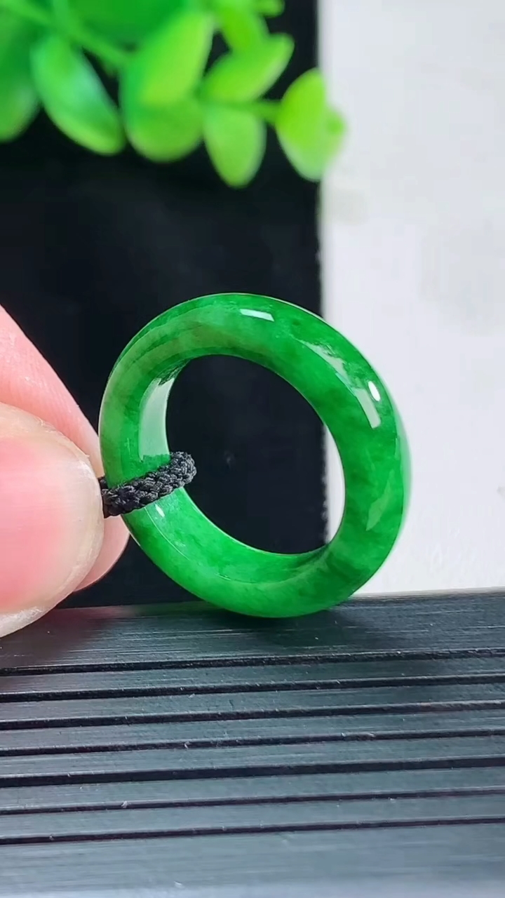 天然A货翡翠素面玉指环 戒指，尺寸16.8-6-4重量:3.98g2026年4月13日
工厂直销收藏