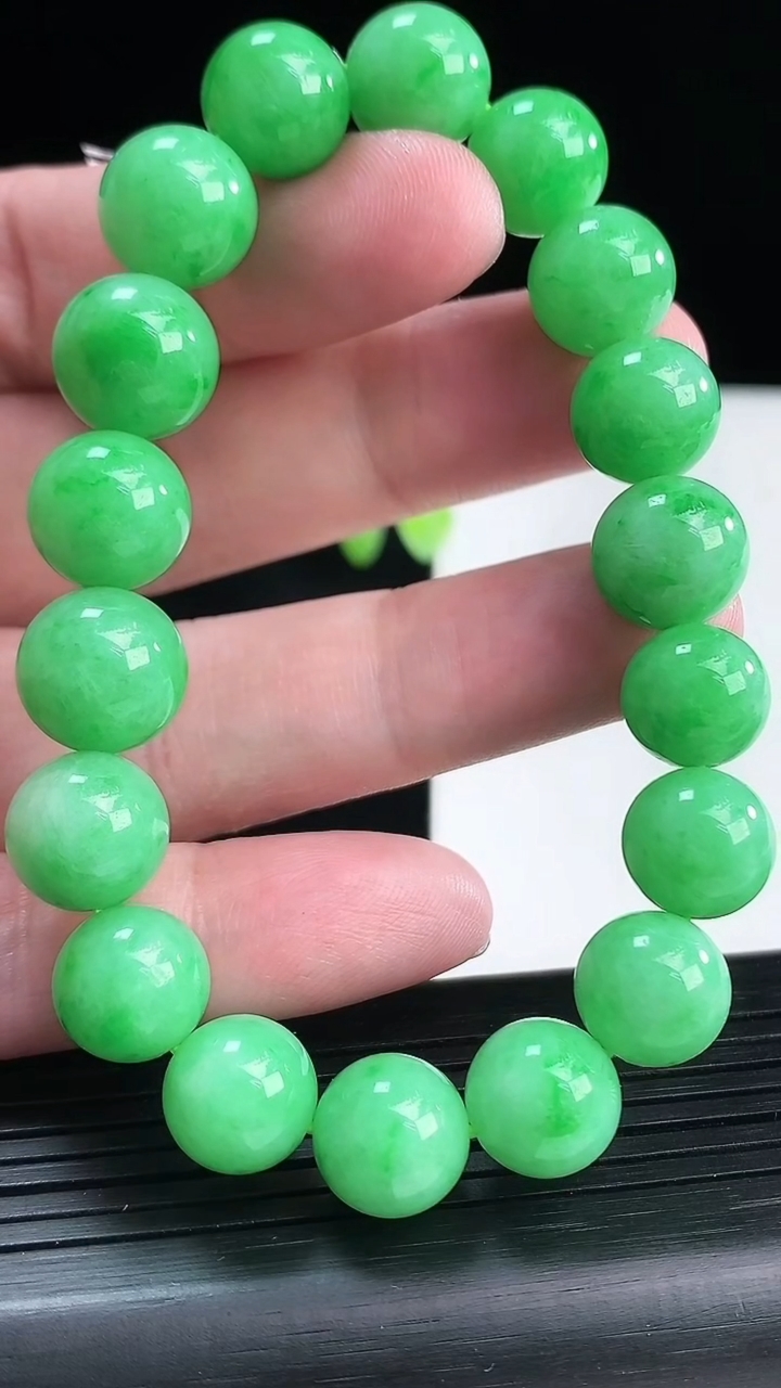 天然A货翡翠圆珠手串，尺寸12-18颗重量:44.74g4月13日
工厂直销收藏佳品,种好水足，色泽均匀，有种有色，上手高大气！
