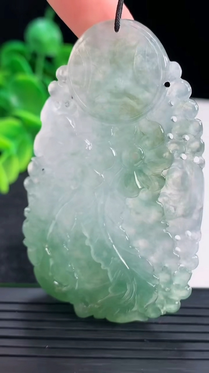 天然A货翡翠凤凰吊坠尺寸69-41.7-10重量:44.81g
4月13日