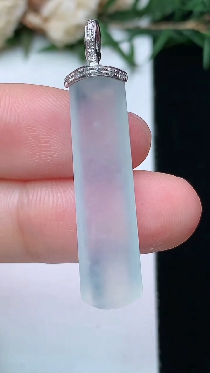 天然A货翡翠白冰平安柱吊坠，尺寸31.3-8-5.3，重量:3.34g
4月13日