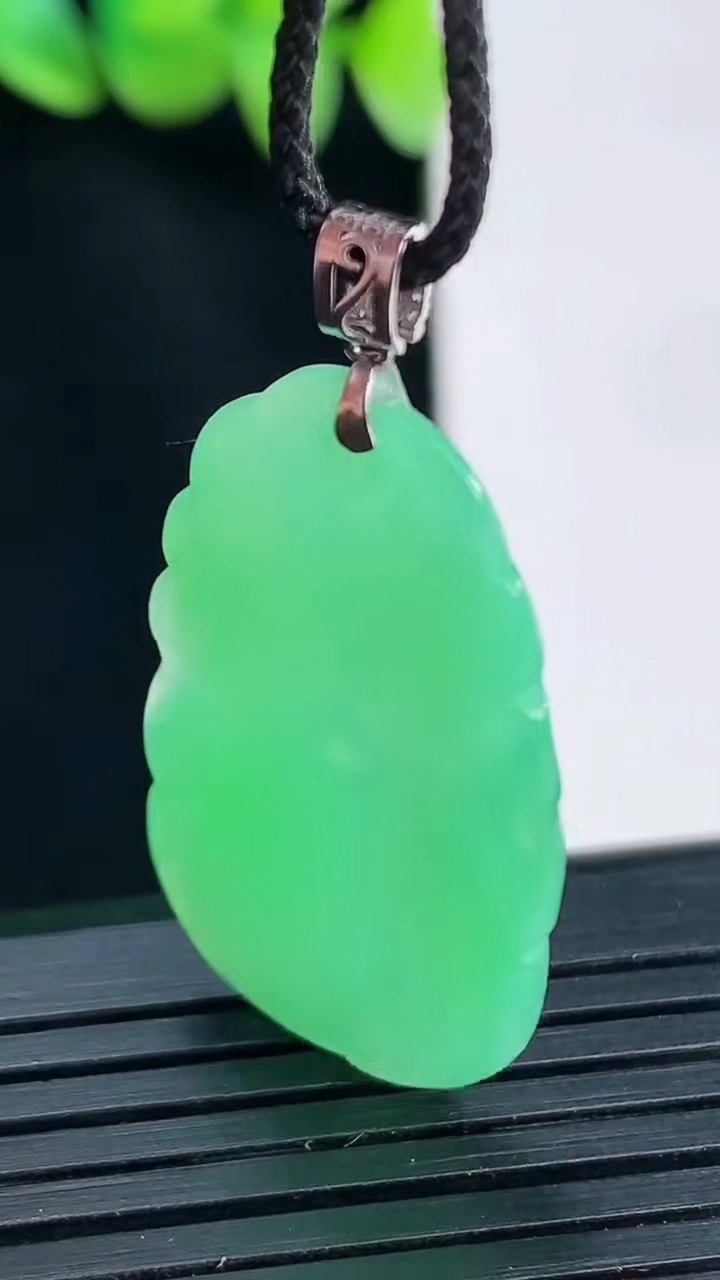 天然A货翡翠和和美美 荷花吊坠，尺寸30-19-3.5重量:4.48g
4月13日