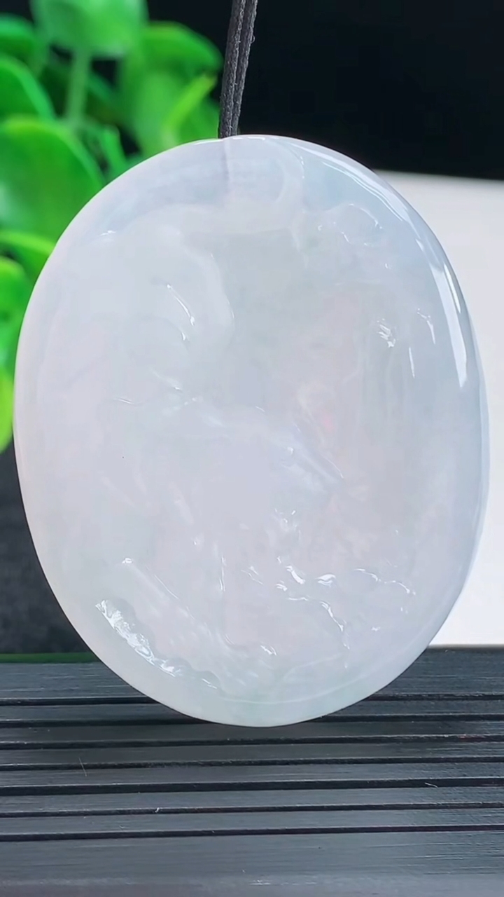 天然A货翡翠生肖虎吊坠尺寸50.2-40.7-7.1重量:29.00g
4月13日