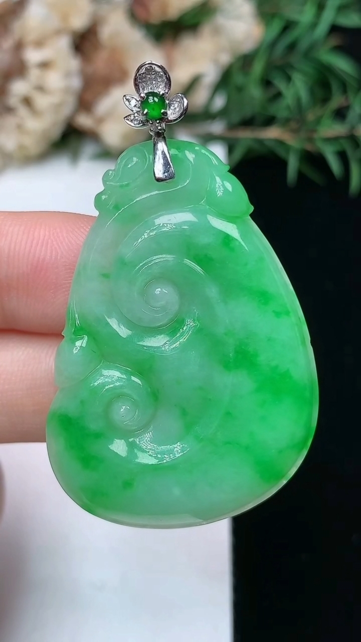 天然A货翡翠如意吊坠，尺寸40-27.8-4.3，重量:8.63g
4月13日