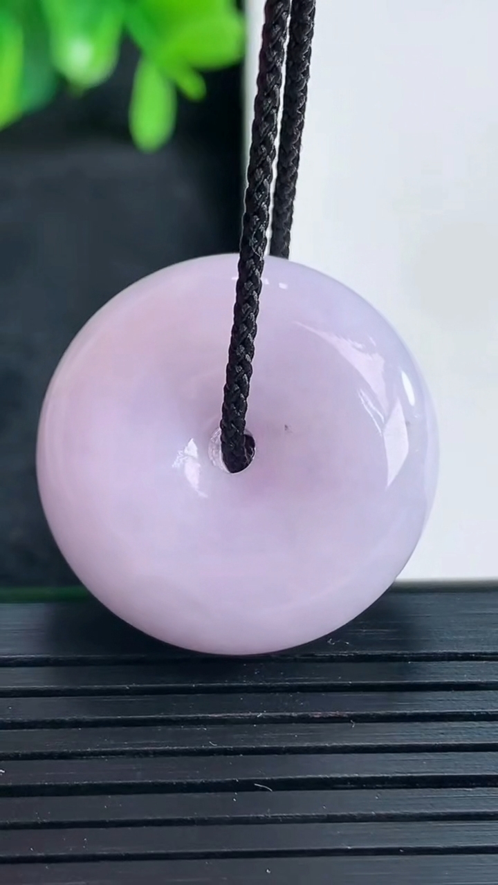 天然A货翡翠紫罗兰平安扣吊坠尺寸26.5-11.4重量:17.19g
4月13日