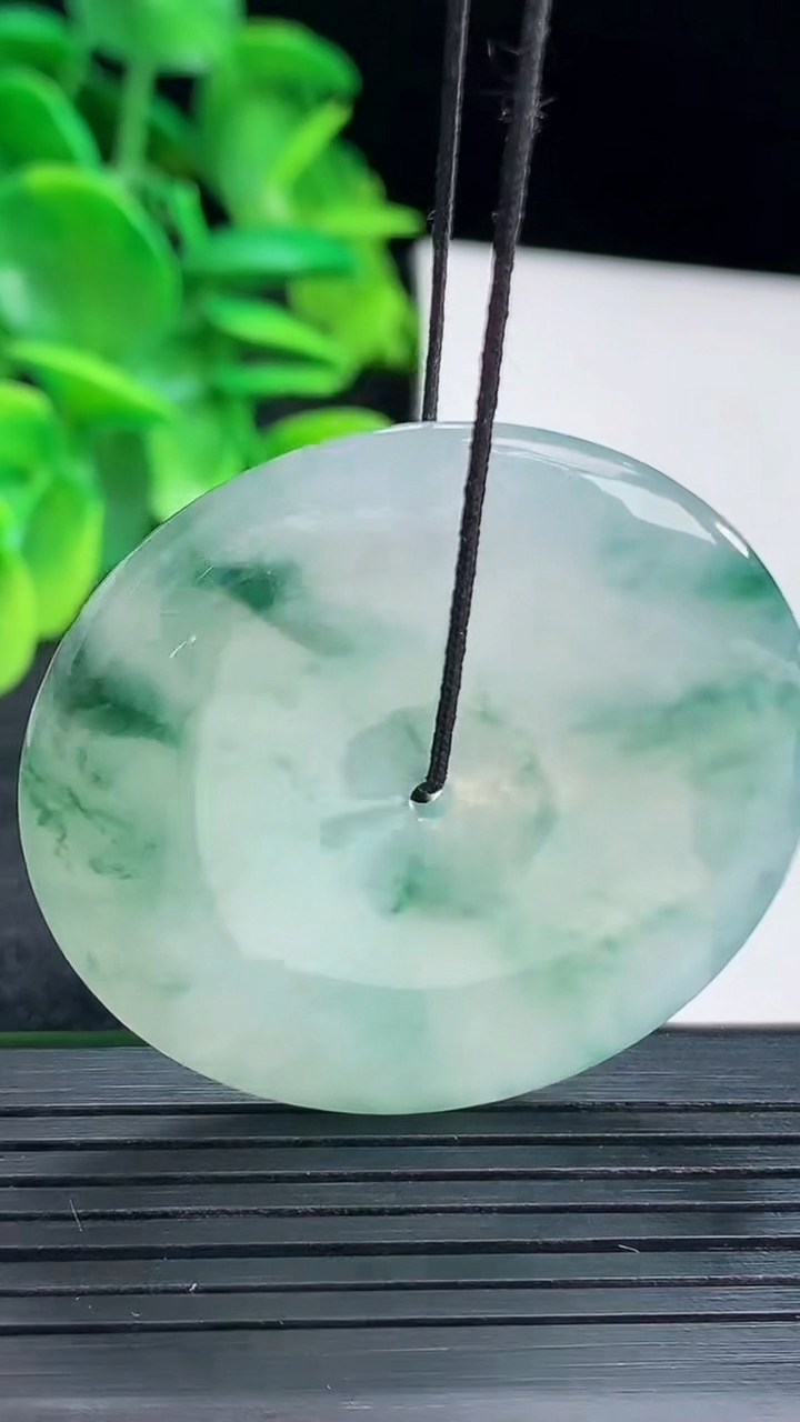 天然A货翡翠飘花平安扣吊坠尺寸41.8-5.4重量:22.03g
4月13日