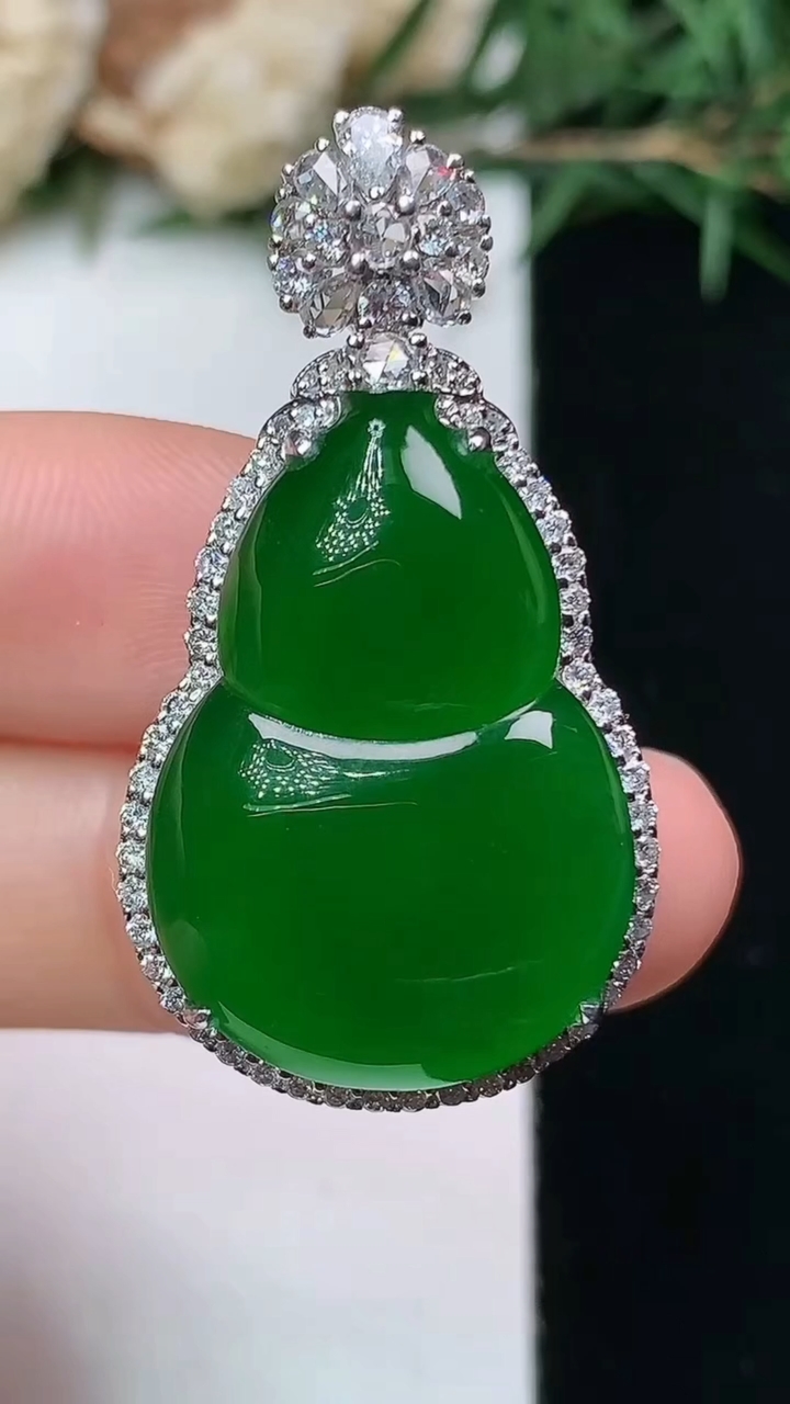 天然A货翡翠葫芦吊坠，尺寸36.5-19.8-10.6，裸石25-17.4，重量:9.12g
4月1