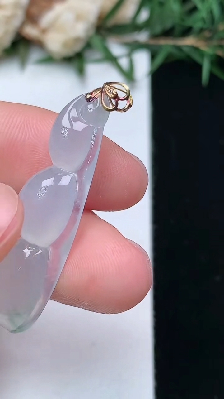 天然A货翡翠飘花福豆吊坠，尺寸34.7-9.7-6.7，重量:3.66g
4月13日