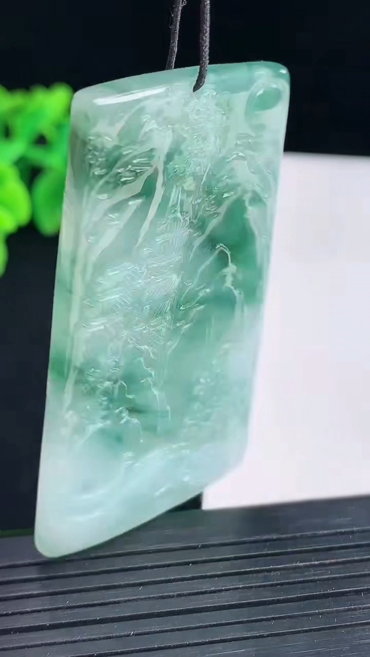 天然A货翡翠牌吊坠，尺寸60.5-35-5.2重量:29.75g
4月13日