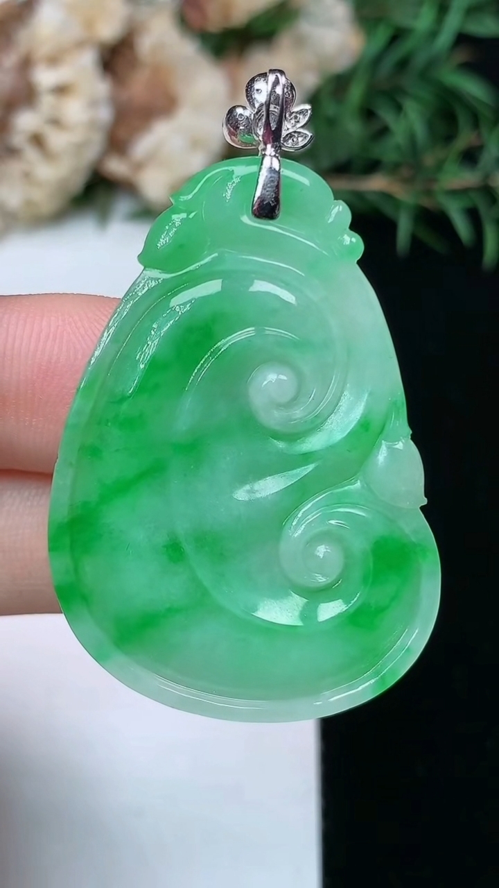天然A货翡翠如意吊坠，尺寸40-27.8-4.3，重量:8.63g
4月13日