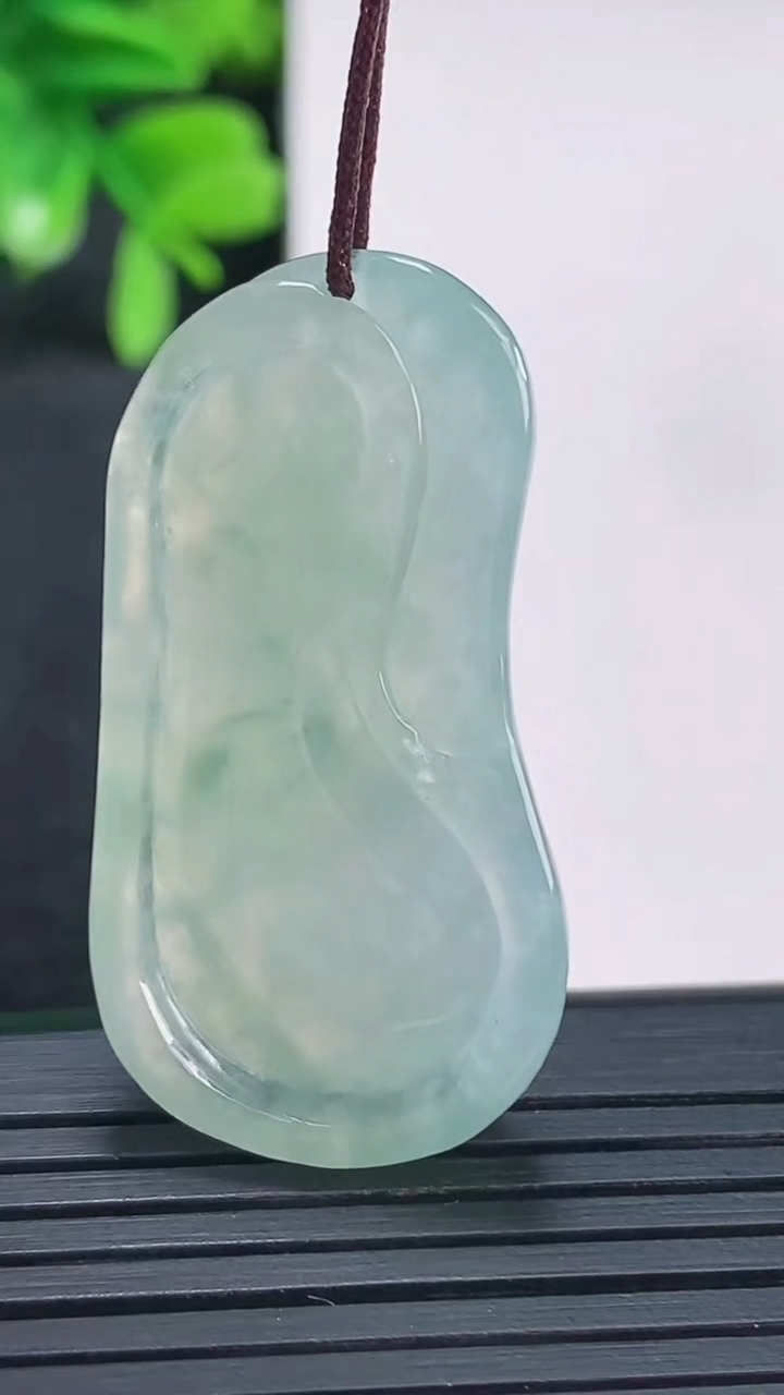 天然A货翡翠飘花和和美美 荷花吊坠尺寸39.1-20.6-7.1重量:11.26g
4月13日