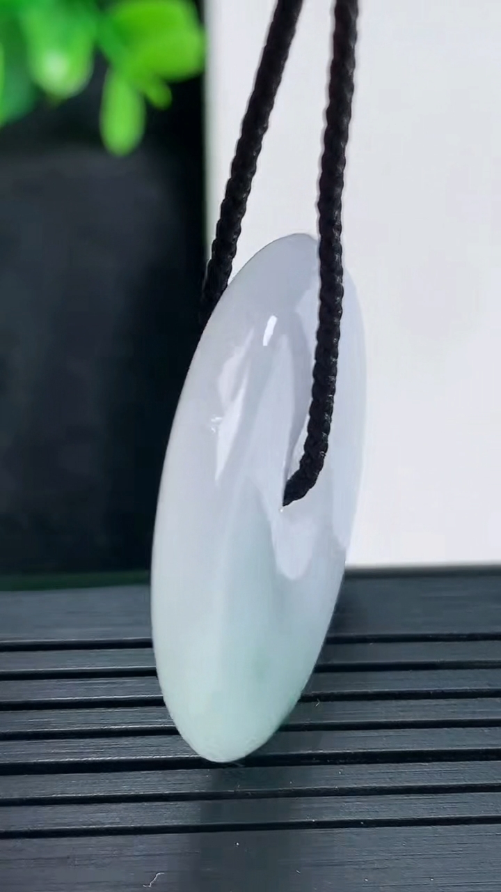 天然A货翡翠飘花平安扣吊坠尺寸33.1-5.3重量:13.21g
4月13日