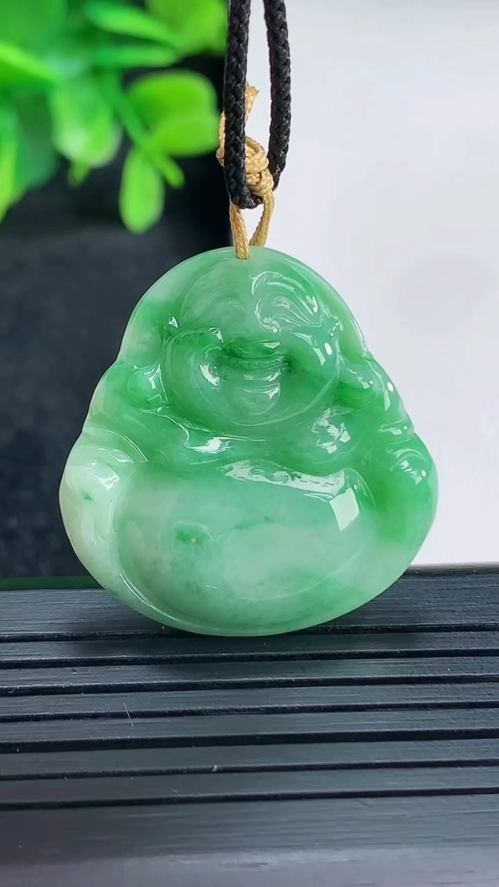 天然A货翡翠佛公吊坠尺寸30-29-4.6重量:6.96g
4月13日