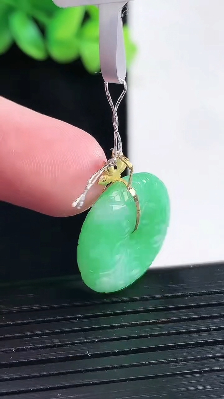 天然A货翡翠18k金仿古平安扣吊坠，尺寸21-6重量:5.06g
4月13日