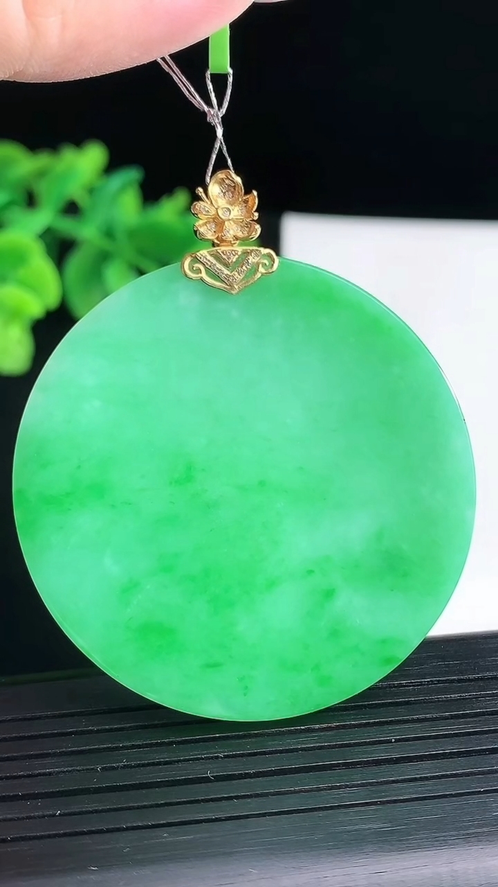 天然A货翡翠无事牌吊坠，尺寸50.5-4重量:27.38g
4月13日