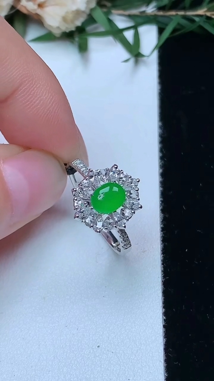 天然A货翡翠蛋面戒指，尺寸17.3-5.7-4.5，重量:2.18g2026年4月13日
工厂直销收藏佳品,种好水足，色泽均匀，有种有色，上手高大气！