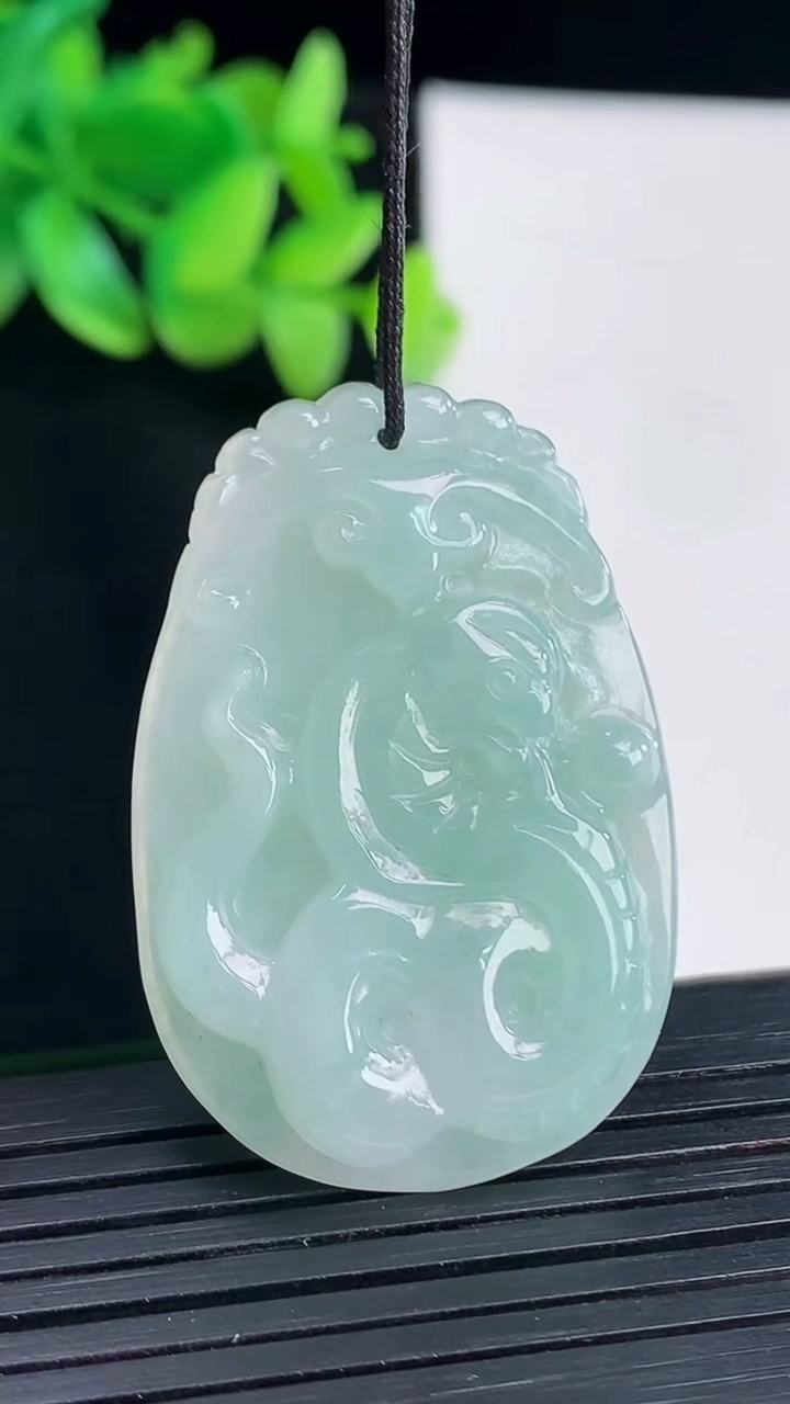 天然A货翡翠生肖蛇吊坠，尺寸40-27-5重量:10.45g
4月13日