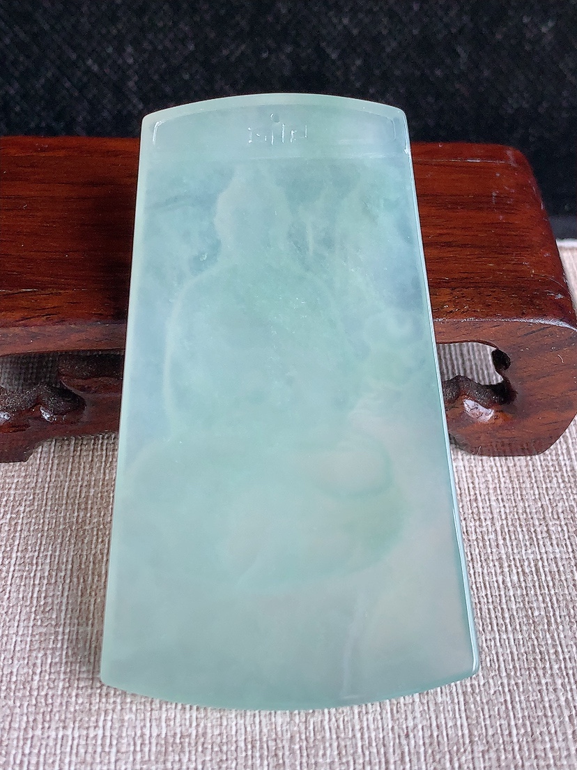 天然A货翡翠晴水大日如来吊坠 
尺寸71.6-41.5-5.4mm 重量35.06g 0411