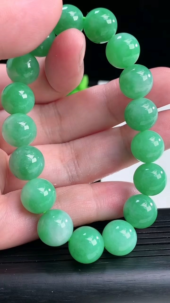 天然A货翡翠圆珠手串，尺寸11.2-17颗重量:43.31g4月13日
工厂直销收藏佳品,种好水足，色泽均匀，有种有色，上手高大气！