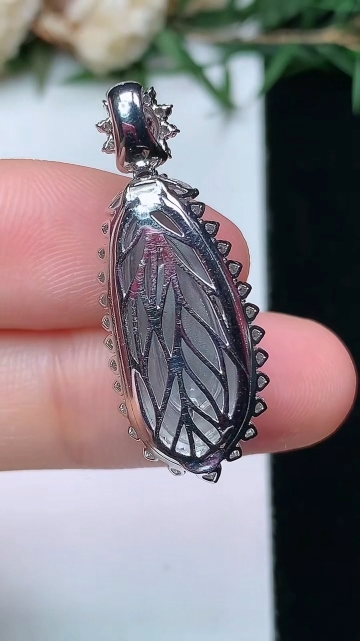 天然A货翡翠福豆吊坠，尺寸31-12-8，裸石19-7.7，重量:3.98g
4月13日