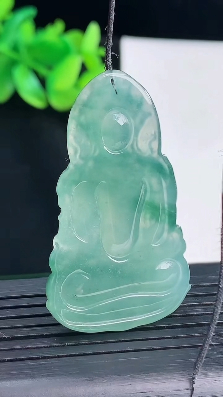 天然A货翡翠度母菩萨吊坠，尺寸46-27-5.5重量:12.05g
4月13日