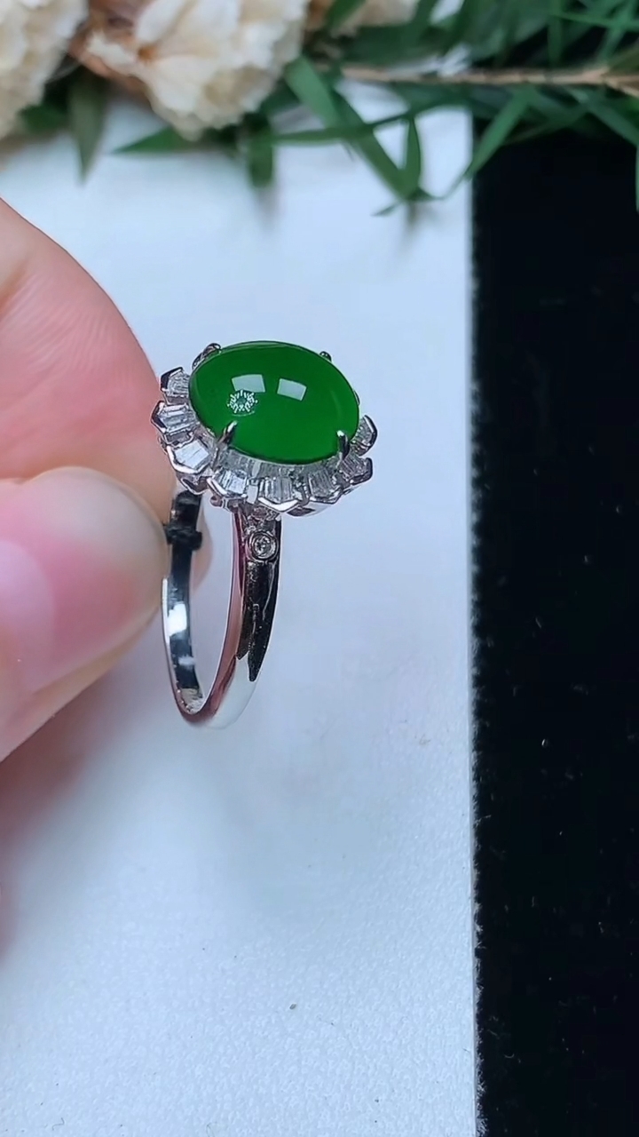 天然A货翡翠蛋面戒指，尺寸17.3-9.3-8.2，重量:3.00g2026年4月13日
工厂直销收藏佳品,种好水足，色泽均匀，有种有色，上手高大气！