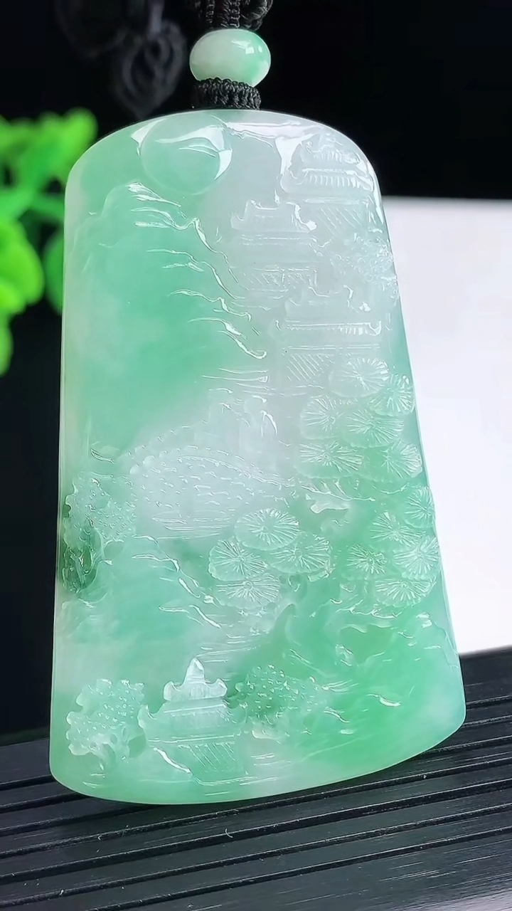 天然A货翡翠山水牌吊坠，尺寸62-39-5.2重量:35.71g
4月13日