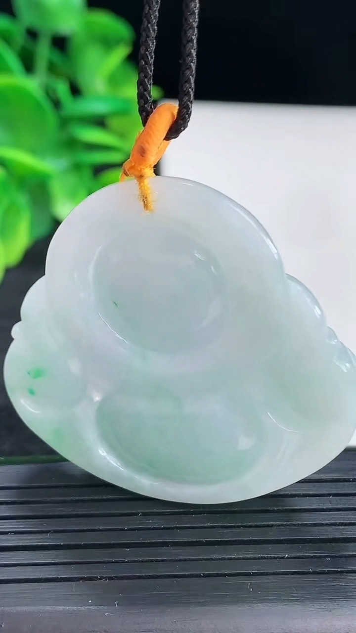 天然A货翡翠佛公吊坠尺寸42.5-44.7-12.2重量:37.78g
4月13日