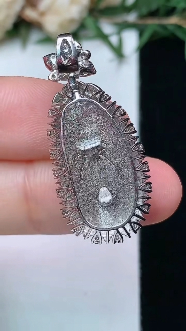 天然A货翡翠福豆吊坠，尺寸32.6-14-8.3，裸石21.7-11.5
4月13日，重量:4.42g