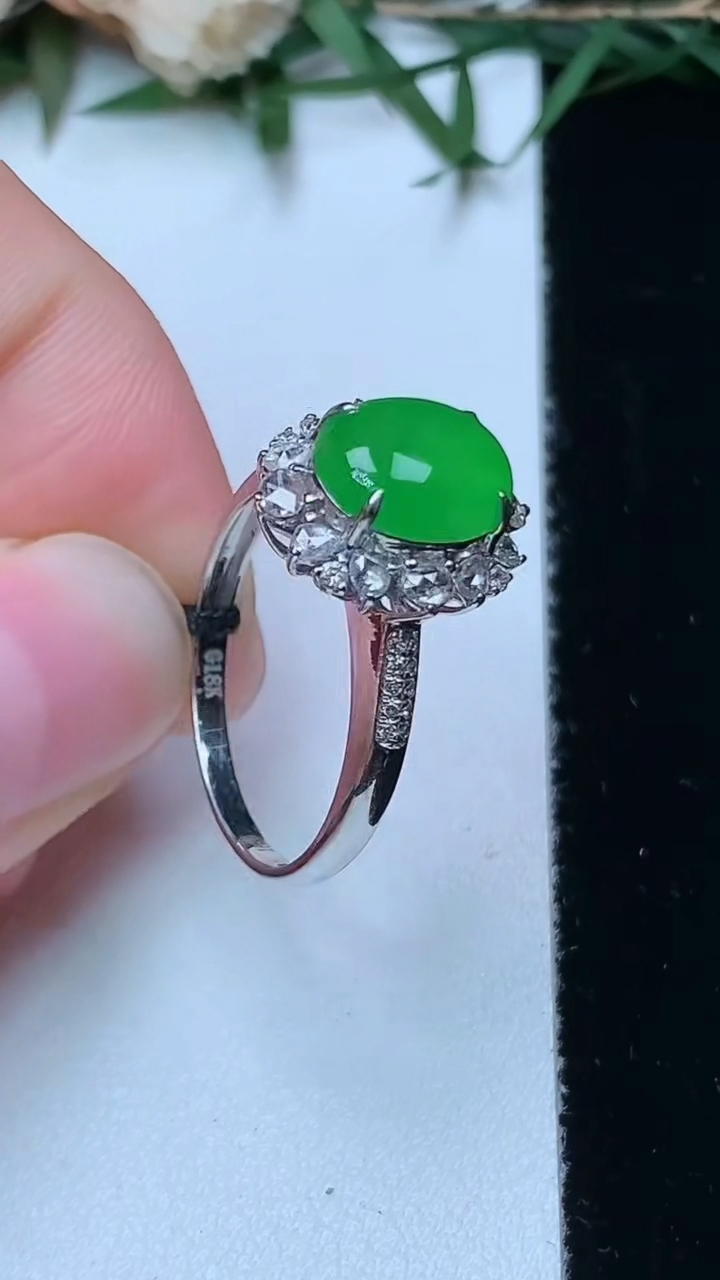 天然A货翡翠蛋面戒指，尺寸17.2-9-7.3，重量:3.02g2026年4月13日
工厂直销收藏佳品,种好水足，色泽均匀，有种有色，上手高大气！