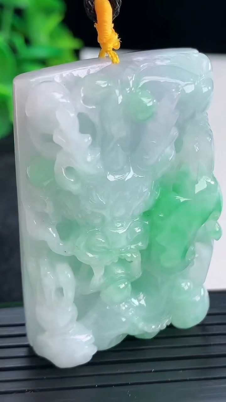 天然A货翡翠龙牌吊坠尺寸52.5-34.7-12.2重量:60.29g
4月13日