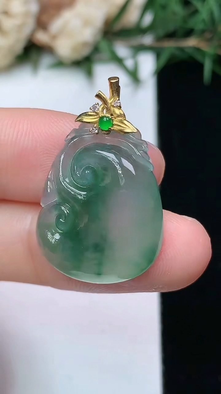 天然A货翡翠飘花如意吊坠，尺寸21.8-17.4-5，重量:3.56g
4月13日