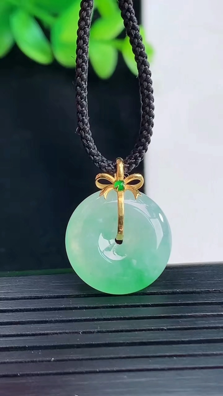 天然A货翡翠平安扣吊坠，尺寸16.6-5.6重量:3.41g
4月13日