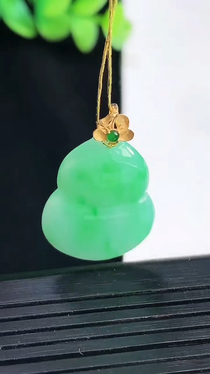 天然A货翡翠葫芦吊坠，尺寸21-18-5重量:3.58g
4月13日