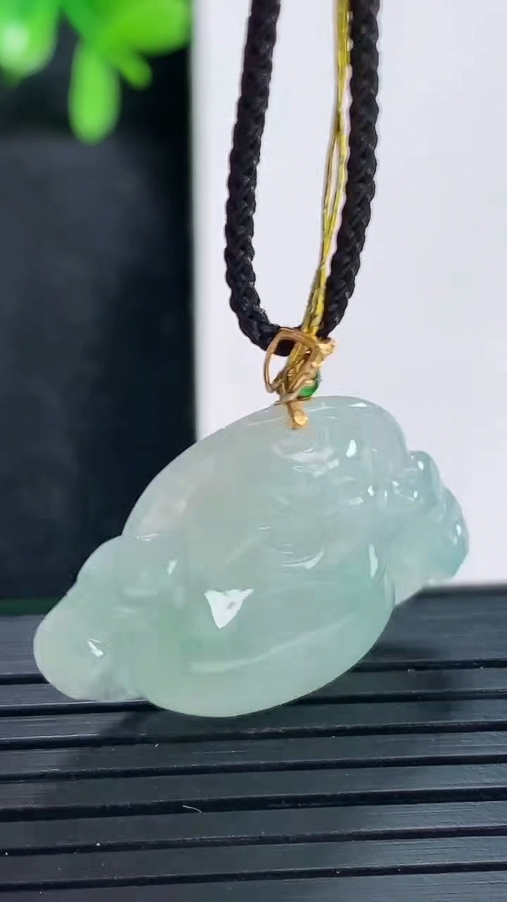 天然A货翡翠18K金飘花佛公吊坠尺寸23.5-27.8-5.8重量:5.53g
4月13日