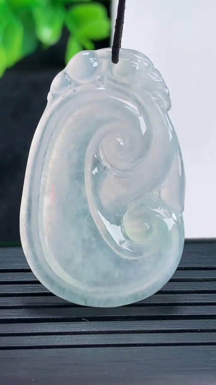 天然A货翡翠如意吊坠尺寸40.6-26-3.2重量:6.87g
4月13日