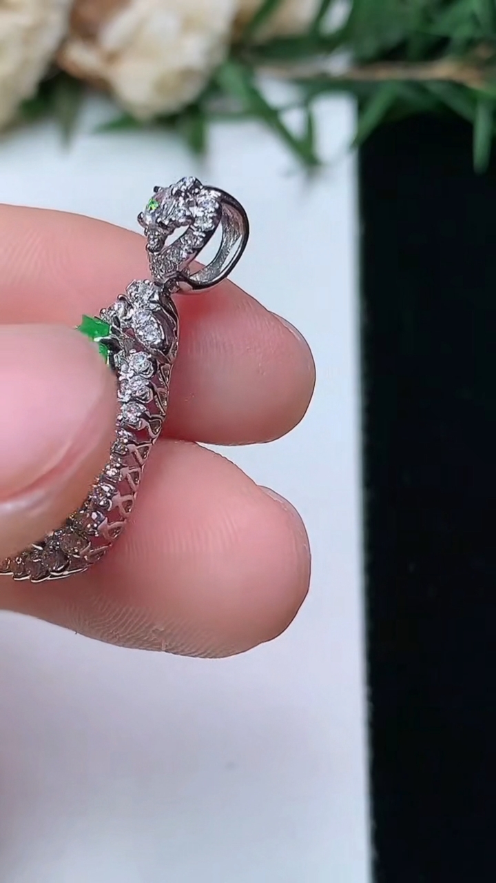 天然A货翡翠葫芦吊坠，尺寸26.2-13.5-6.8，裸石14-10.4，重量:2.80g
4月13日