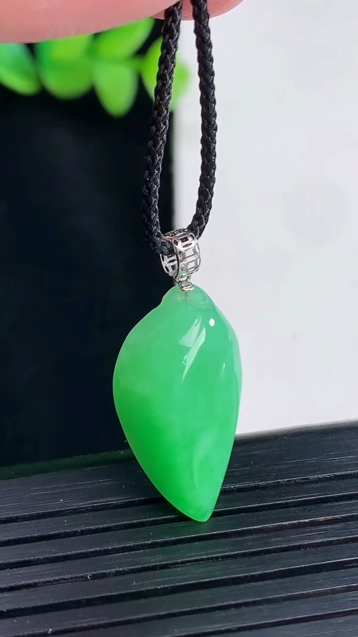 天然A货翡翠福瓜吊坠，尺寸22.5-13-8重量:3.45g
4月13日