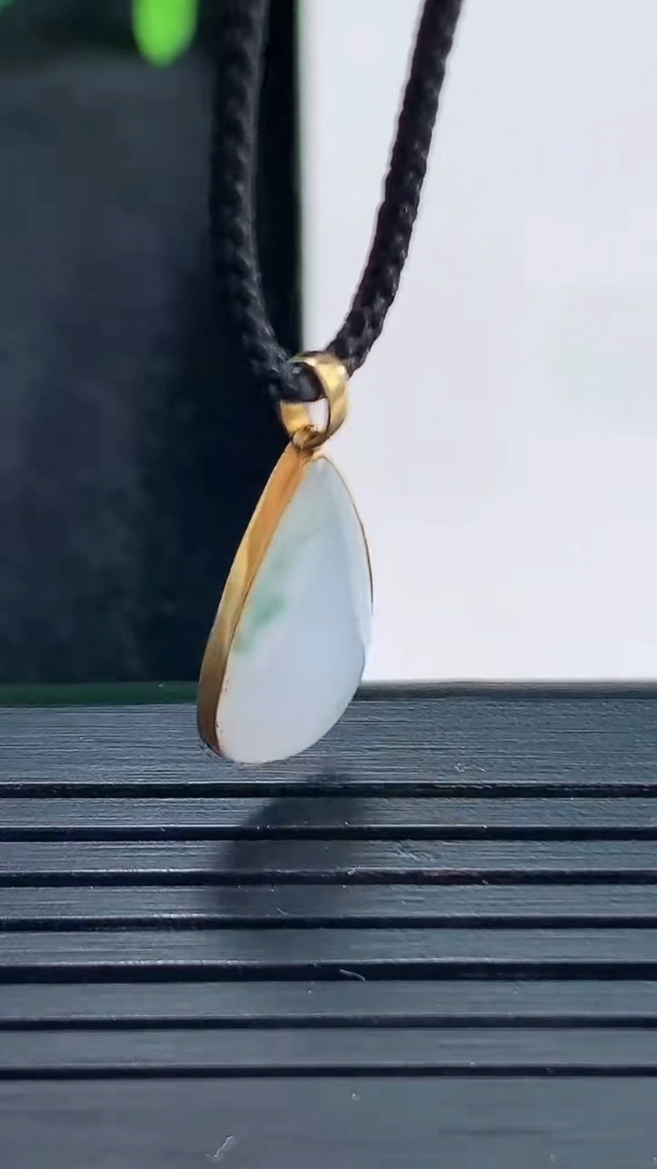 天然A货翡翠18K金紫罗兰飘花水滴吊坠尺寸21.3-9.9-3.4重量:1.17g
4月13日