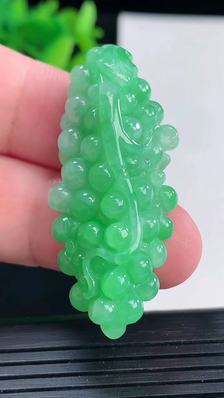 天然A货翡翠多子多福 葡萄吊坠，尺寸45.6-20-12重量:12.88g
4月13日