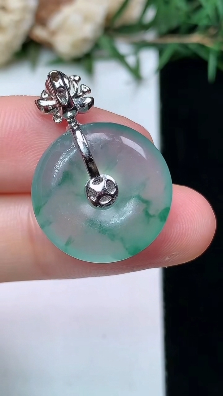 天然A货翡翠飘花平安扣吊坠，尺寸18-5.8，重量:4.63g
4月13日
