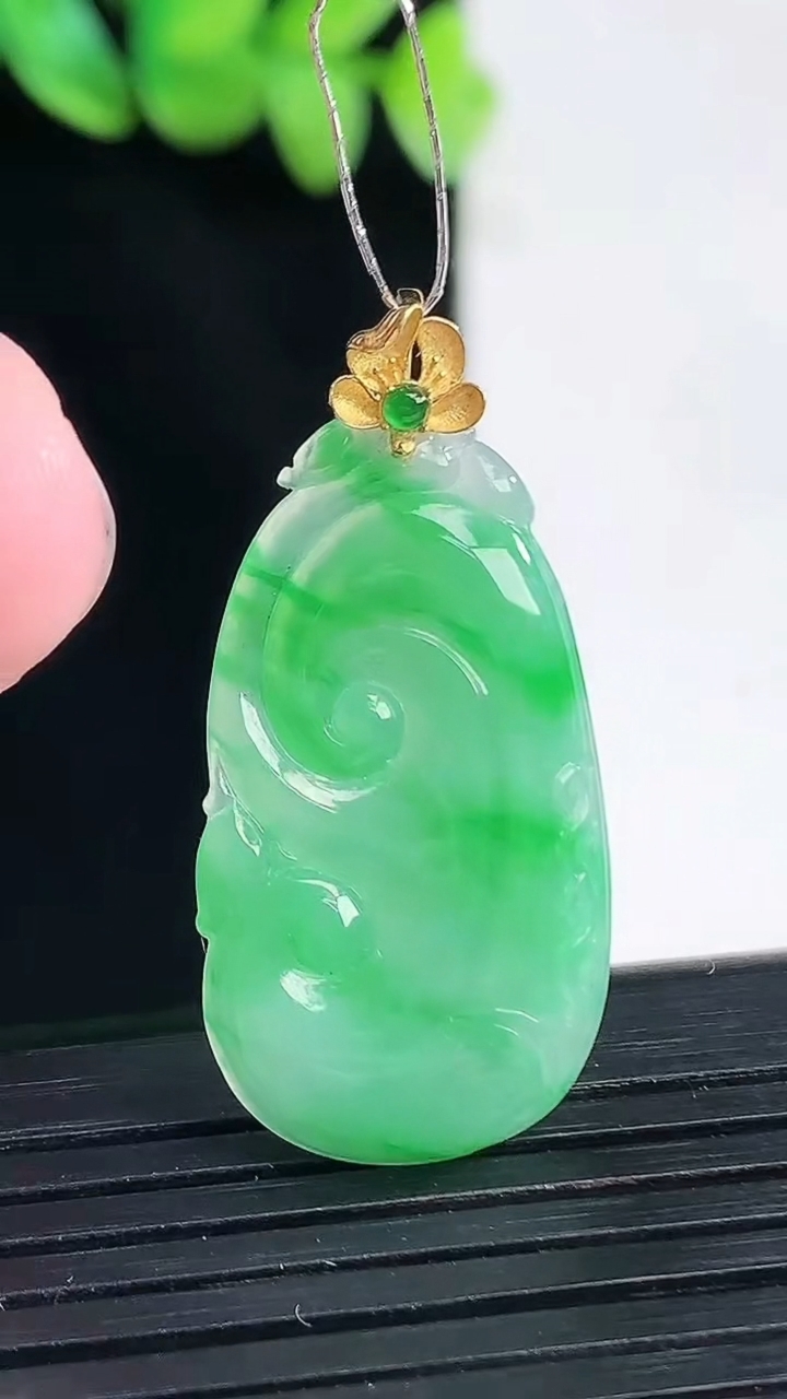 天然A货翡翠如意吊坠，尺寸29-16.5-4重量:3.45g
4月13日