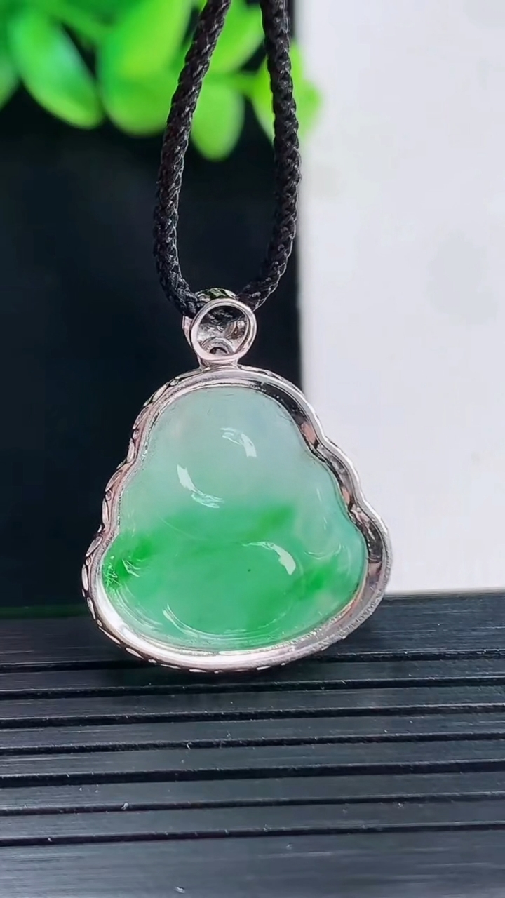 天然A货翡翠佛公吊坠，尺寸25.6-21.6-8，裸石19-19重量:4.25g
4月13日