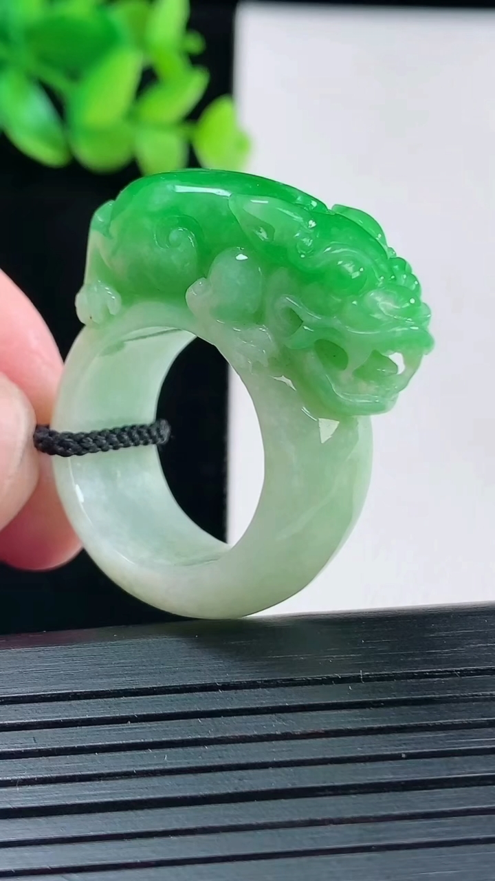 天然A货翡翠貔貅玉扳指，尺寸20.2-12-14重量:21.22g
4月13日