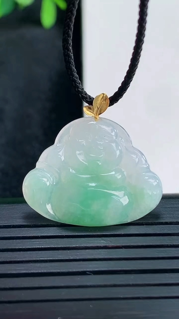 天然A货翡翠佛公吊坠尺寸23.2-25.2-2.4重量:2.29g
4月13日