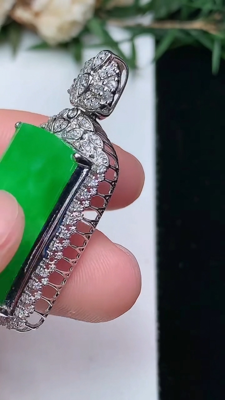 天然A货翡翠无事牌吊坠，尺寸36.9-17.6-8.2，裸石22.3-14，重量:5.04g
4月13日