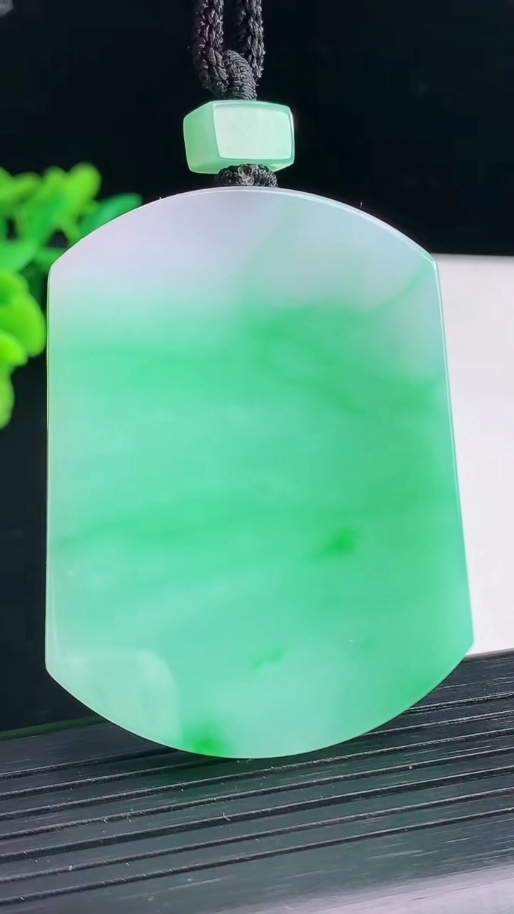 天然A货翡翠无事牌吊坠，尺寸56-42.6-6重量:46.12g
4月13日