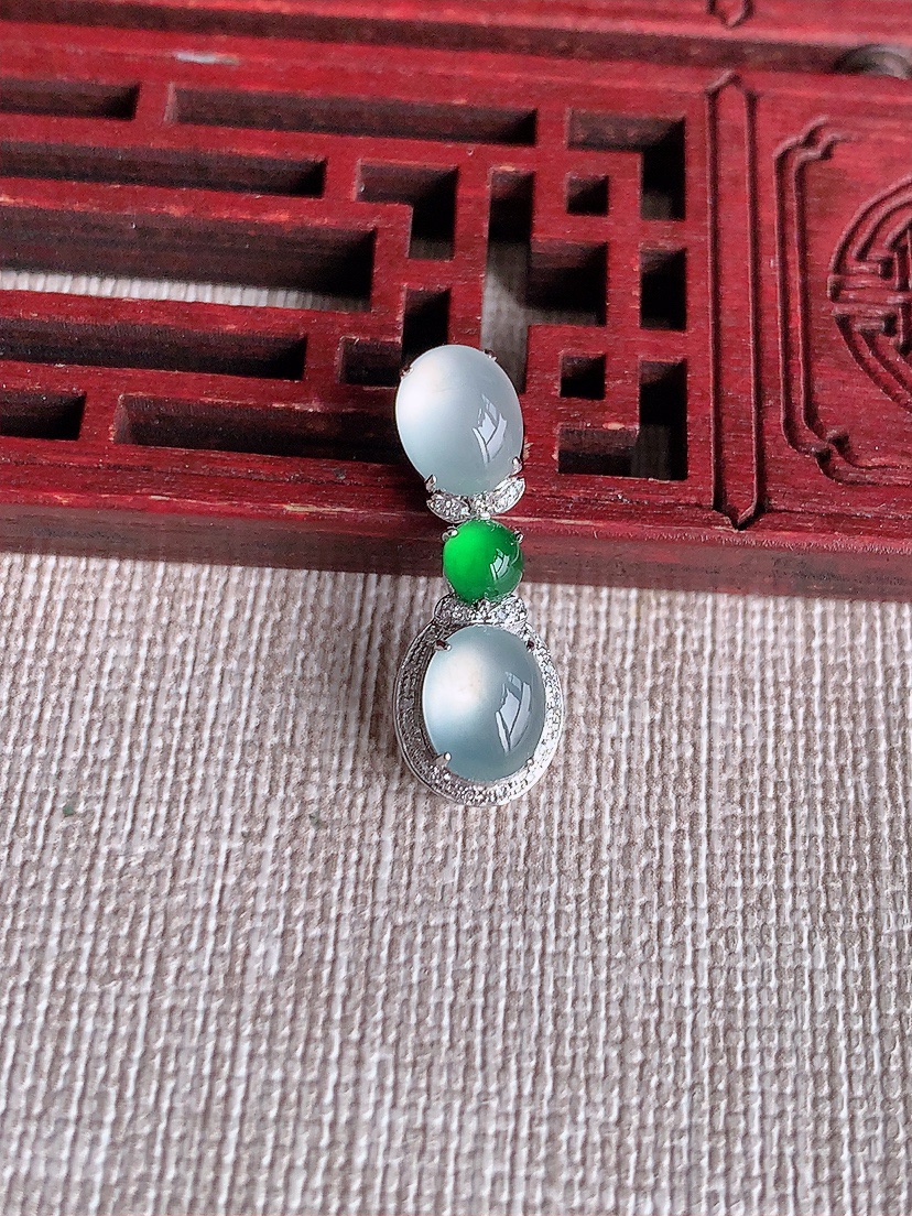 天然A货翡翠18K金伴钻镶嵌白冰白月光蛋面吊坠 
尺寸24-8.8-6裸石8-6.3mm 重量1.64g 0411