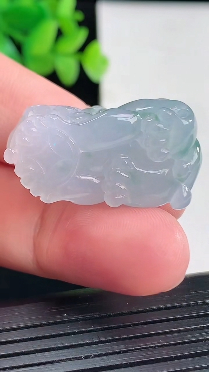 天然A货翡翠飘花貔貅吊坠，尺寸33-16-16重量:19.16g
4月13日